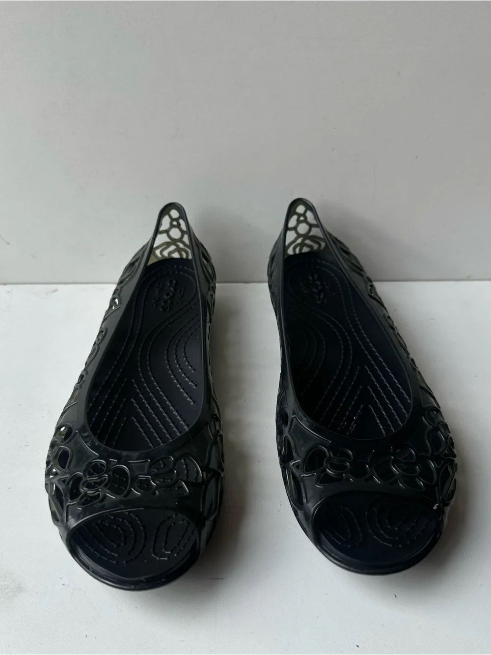 Crocs Women’s Black Floral Cutout Peep Toe Jelly Flats Comfort Shoes Size 7 W - Picture 1 of 10